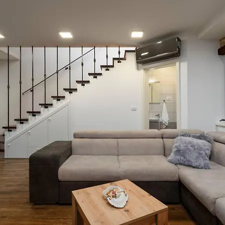Stonehouse By Briskva Vila *