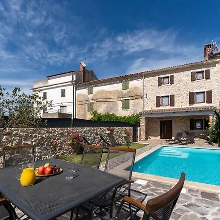 Stonehouse فيلة