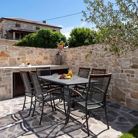 Villa Stonehouse By Briskva *