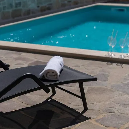 Villa Stonehouse By Briskva