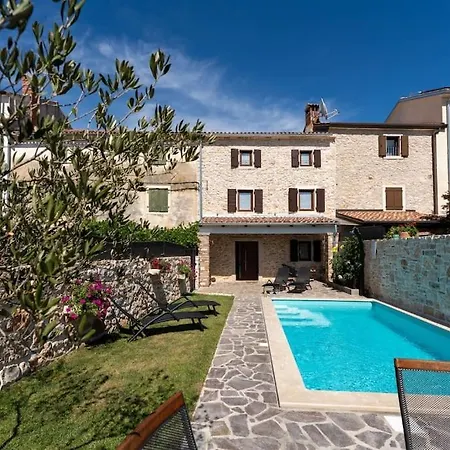 Stonehouse فيلة *