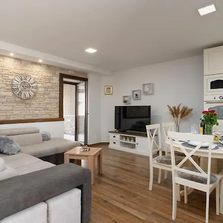 Stonehouse By Briskva Umag