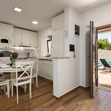 Stonehouse By Briskva